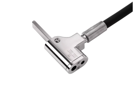 Dwukomorowy adapter pompki do zaworów Presta, Schrader i Dunlop z elementami ze stali nierdzewnej AISI 630/AISI 304, stali niklowanej oraz wężem zbrojonym hydraulicznym 1/4 225 BAR.