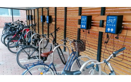 Stacja/moduł SMŁR-58.040 LiON BOX z 2 kablami posiadającymi po 4 różne wtyczki z systemem ładowania 36V (4A), 1 x gniazdo Schuko 230V, bez stojaka